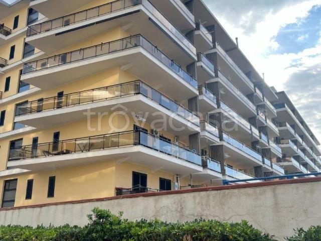 Appartamento in affitto a Castel Volturno viale del Mare, non arredato/vuoto, fronte mare, ascensore TrovaCasa