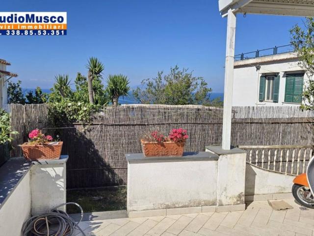 Appartamento in affitto a Capri traversa alla Provinciale, arredato, giardino privato, terrazzo TrovaCasa