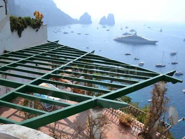 Appartamento in affitto a Capri via Piccola Marina, posto auto, terrazzo, ingresso indipendente TrovaCasa