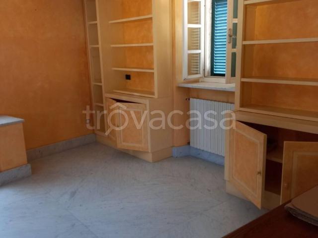Appartamento in affitto a Carrara via Giuseppe Verdi, parzialmente arredato, caminetto, ascensore TrovaCasa