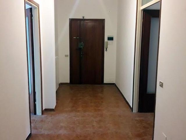 Appartamento in affitto a Carrara viale XX Settembre, non arredato/vuoto, posto auto, terrazzo TrovaCasa