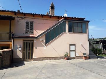 Appartamento in affitto a Chieti via serrano, posto auto, caminetto, cantina TrovaCasa
