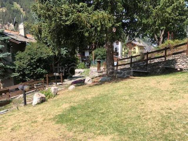 Appartamento in affitto a Cogne frazione Epinel, arredato, giardino privato, cucina a vista TrovaCasa