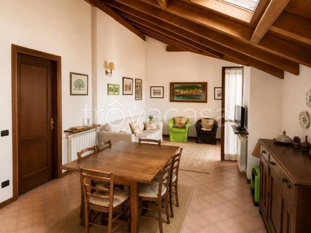 Appartamento in affitto a Colazza via per Invorio 2, box, travi a vista, centrale TrovaCasa