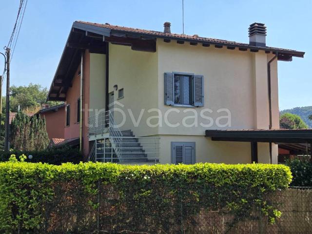 Appartamento in affitto a Comabbio via per Travedona 803, giardino privato, parzialmente arredato, posto auto coperto TrovaCasa