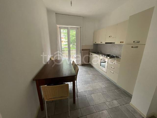 Appartamento in affitto a Costa Volpino, parzialmente arredato, giardino condominiale, balcone TrovaCasa