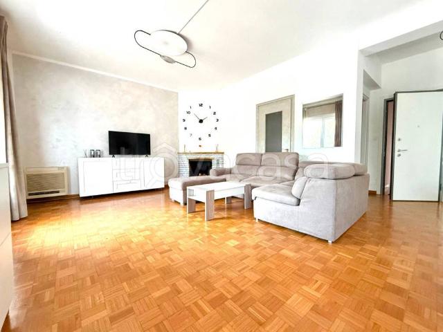 Appartamento in affitto a Desenzano del Garda lungolago Cesare Battisti, arredato, box, terrazzo TrovaCasa