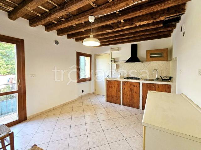 Appartamento in affitto a Este via Massimo d'Azeglio, terrazzo, centrale, bagno finestrato TrovaCasa