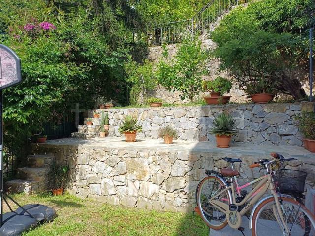 Appartamento in affitto a Finale Ligure via Oddone Pascale, arredato, giardino privato, buono stato TrovaCasa