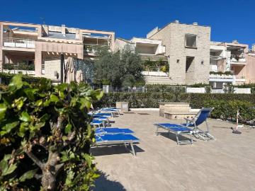 Appartamento in affitto a Fiumicino via Agropoli, arredato, giardino privato, piscina TrovaCasa