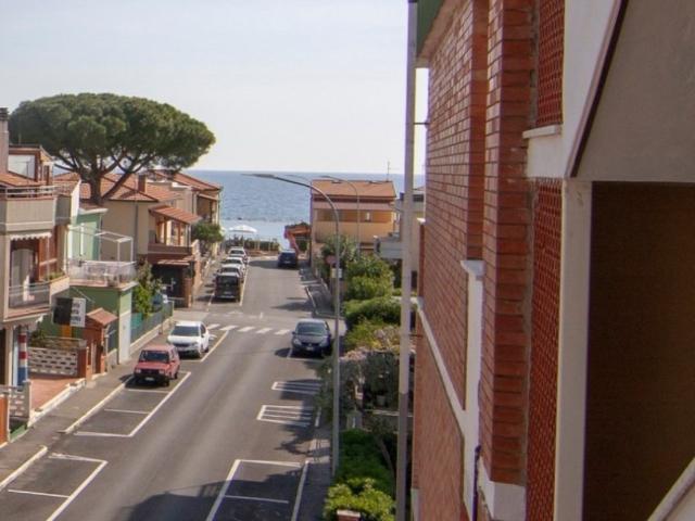 Appartamento in affitto a Follonica via Isola di Ischia, 9, posto auto, vista mare, lungomare TrovaCasa