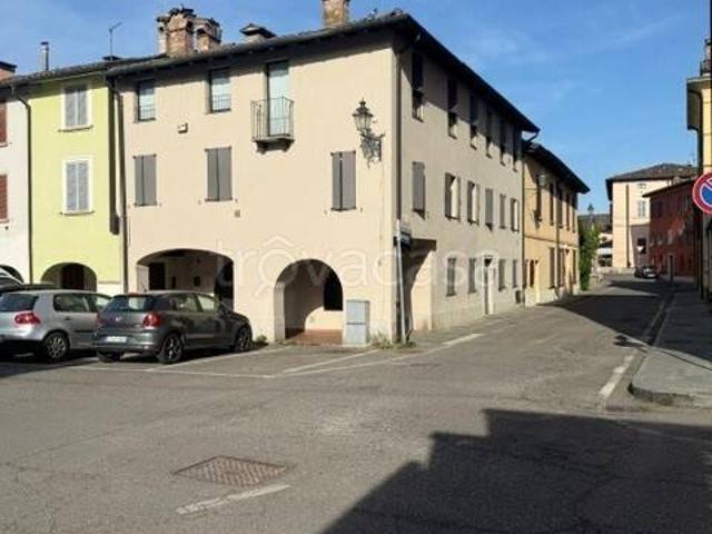 Appartamento in affitto a Fontanellato piazza Pincolini, parzialmente arredato, caminetto, ultimo piano TrovaCasa