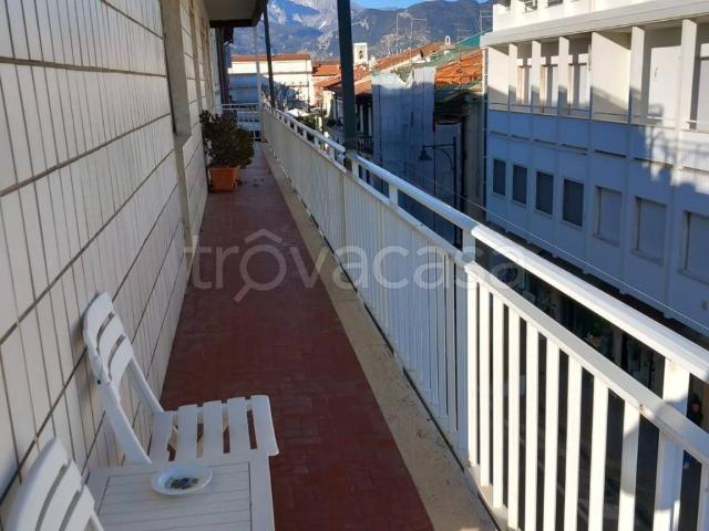 Appartamento in affitto a Forte dei Marmi via Giovanni Pascoli, 11, arredato, terrazzo, centrale TrovaCasa
