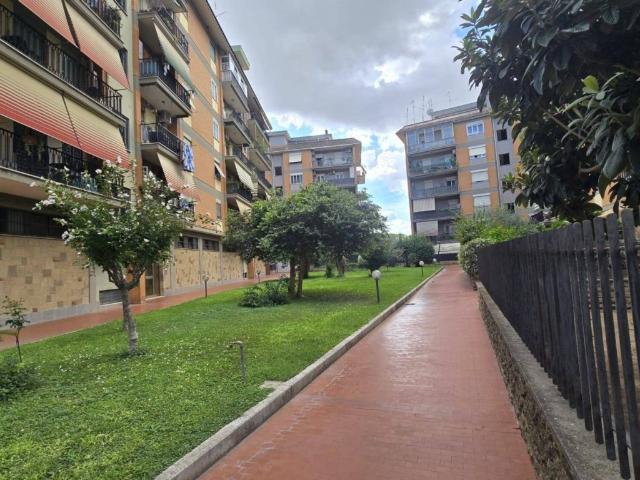 Appartamento in affitto a Guidonia Montecelio via Giuseppe Giusti, 29, arredato, doppia esposizione, libero subito TrovaCasa