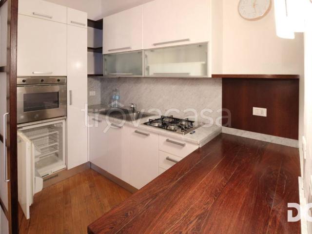 Appartamento in affitto a Genova via Montallegro, arredato, terrazzo, buono stato TrovaCasa