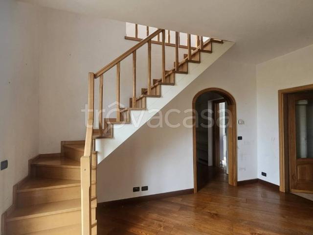 Appartamento in affitto a Genova viale Quartara, non arredato/vuoto, giardino privato, box TrovaCasa