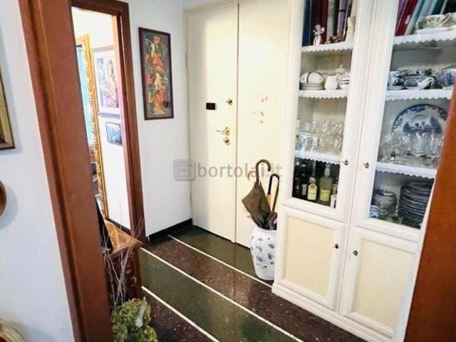 Appartamento in Affitto a Genova in Via San Pietro della Foce