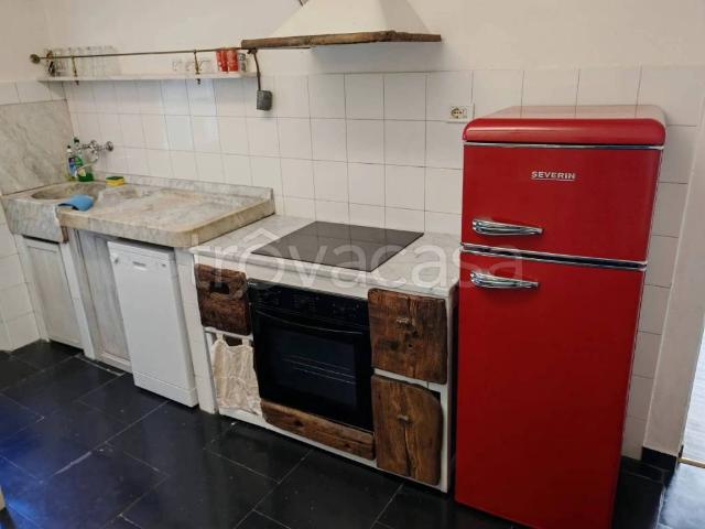 Appartamento in affitto a Genova piazza della Maddalena, arredato, travi a vista, ascensore TrovaCasa