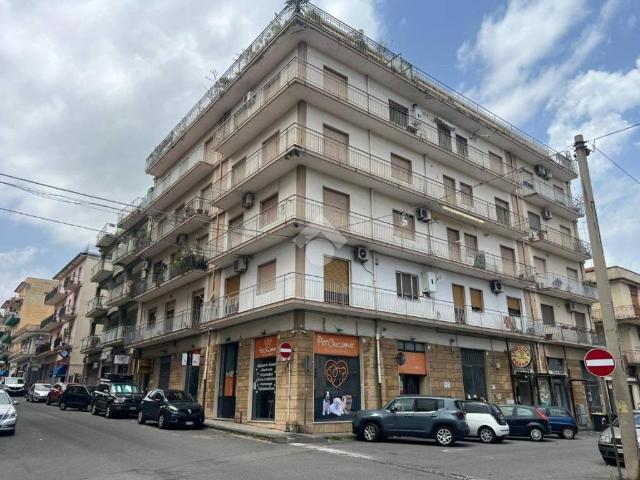 Appartamento in affitto a Giarre via Vincenzo Gioberti, 39, non arredato/vuoto, box, centrale TrovaCasa