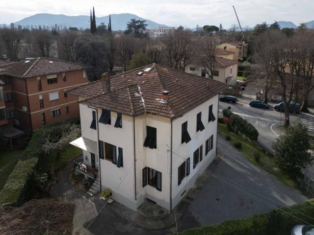 Appartamento in affitto a Lucca via Jacopo della Quercia, arredato, giardino, luminoso TrovaCasa