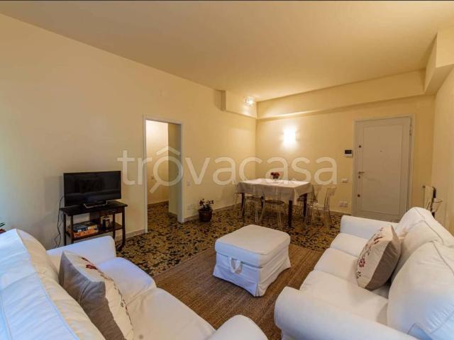 Appartamento in affitto a Lucca viale Carlo del Prete, arredato, centrale, frigorifero TrovaCasa