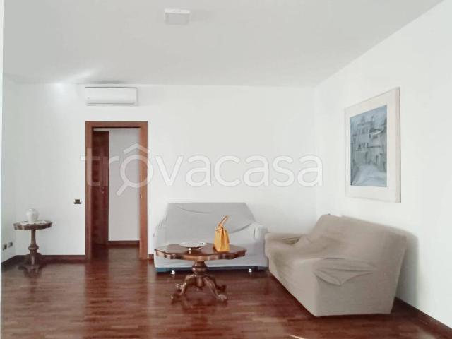 Appartamento in affitto a Latina via Priverno, 18, Piccarello