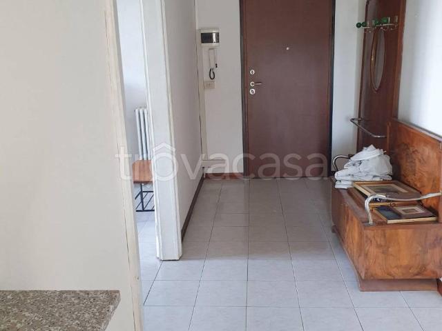 Appartamento in affitto a Laveno Mombello, posto auto, riscaldamento autonomo, vista lago TrovaCasa