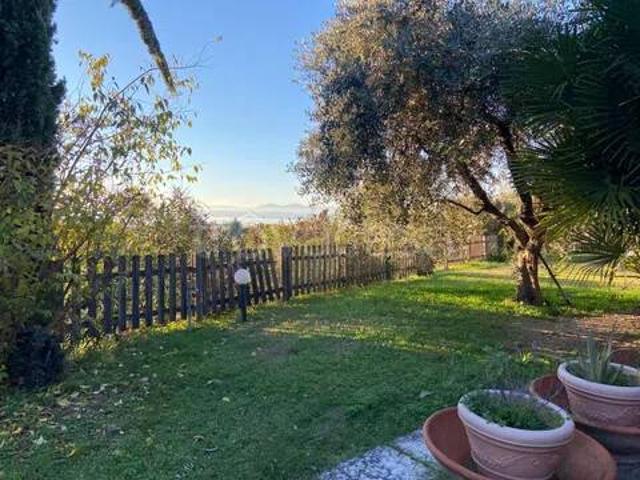 Appartamento in affitto a Lazise via Pastrengo, giardino privato, caminetto, luminoso TrovaCasa