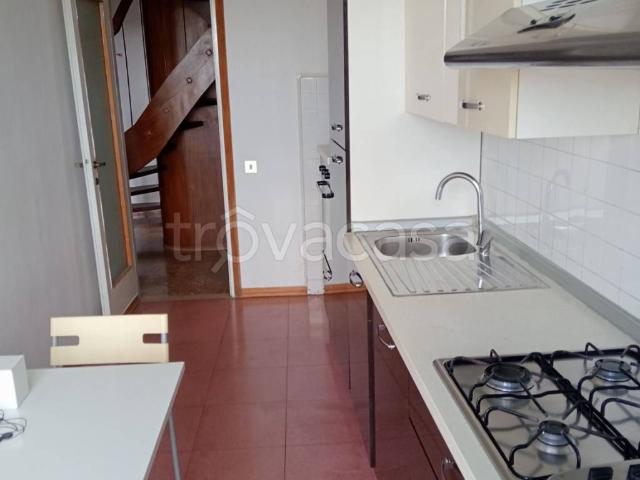 Appartamento in affitto a Lodi viale 4 Novembre, parzialmente arredato, balcone, cucina abitabile TrovaCasa