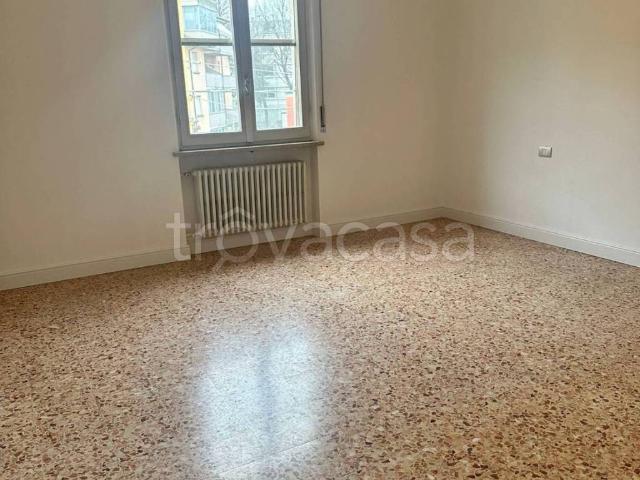 Appartamento in affitto a Parma via La Spezia, non arredato/vuoto, box, ascensore TrovaCasa
