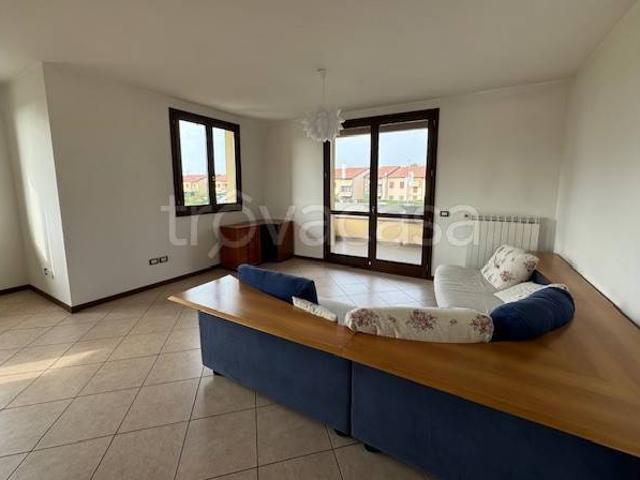 Appartamento in affitto a Pavia via Edoardo Camera, arredato, terrazzo, doppia esposizione TrovaCasa