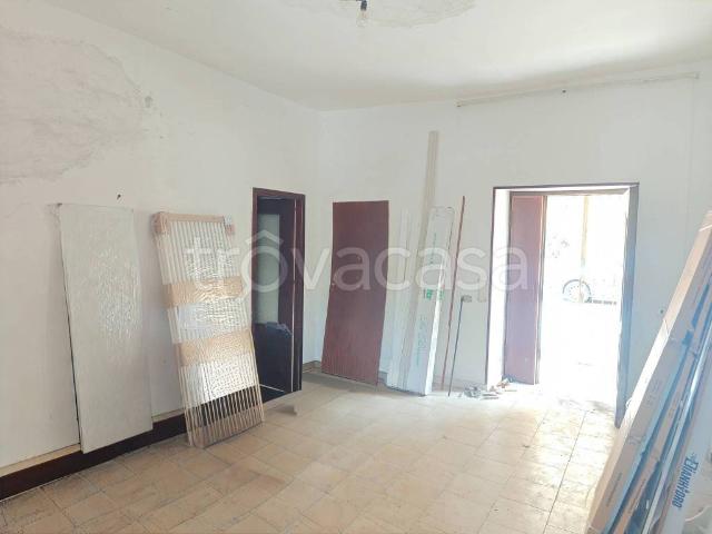 Appartamento in affitto a Portici via Cristoforo Colombo, da ristrutturare, centrale, ingresso indipendente TrovaCasa