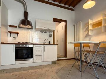 Appartamento in affitto a Prato piazza del Collegio, 8D, arredato, giardino privato, caminetto TrovaCasa