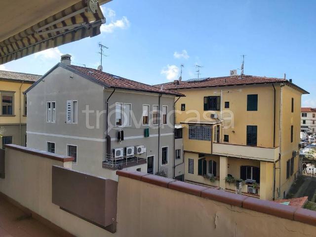 Appartamento in affitto a Prato piazza Giovanni Ciardi, arredato, terrazzo, lavatrice TrovaCasa