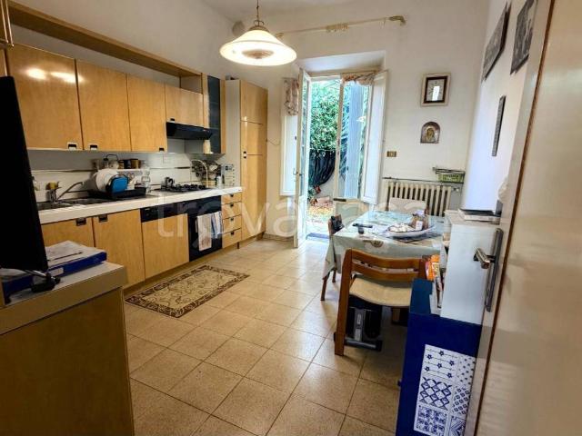 Appartamento in affitto a Prato via Santorre Santarosa, arredato, giardino privato, lavanderia TrovaCasa
