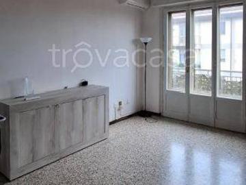 Appartamento in affitto a Prato viale della Repubblica, arredato, terrazzo, senza ascensore TrovaCasa