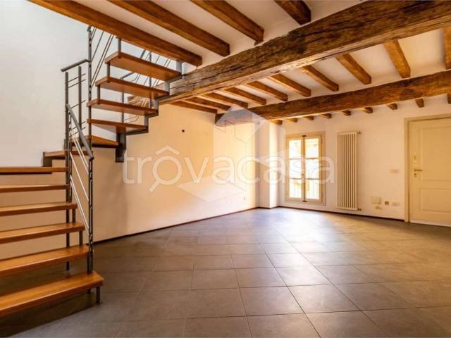 Appartamento in affitto a Reggio nell'Emilia, travi a vista, centrale, cucina abitabile TrovaCasa