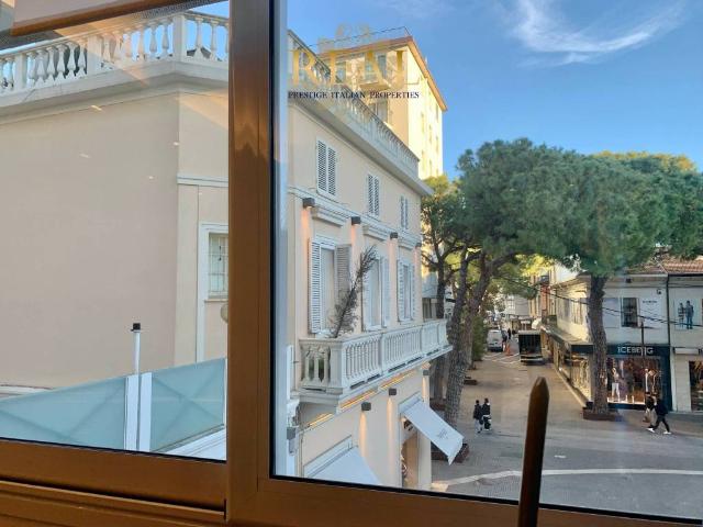 Appartamento in affitto a Riccione viale Maria Ceccarini, arredato, centrale, lavatrice TrovaCasa