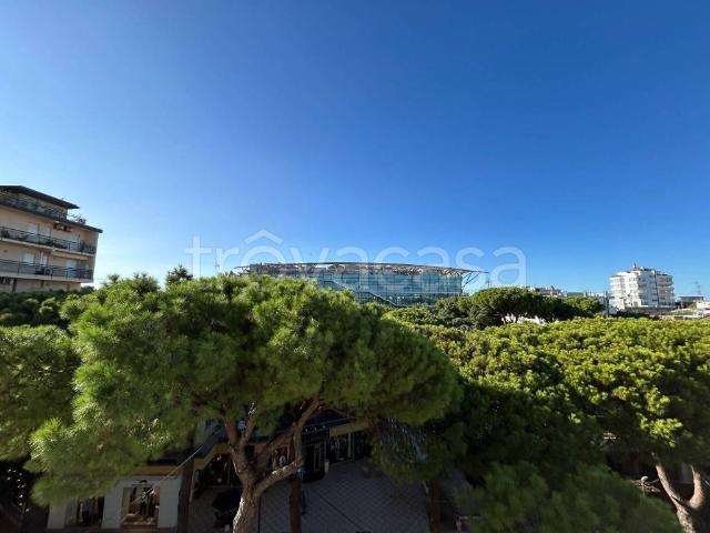 Appartamento in affitto a Riccione viale Maria Ceccarini, Centro