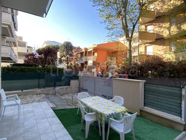 Appartamento in affitto a Riccione viale Ciro Menotti, arredato, giardino privato, posto auto TrovaCasa