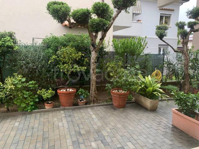 Appartamento in affitto a Riccione viale Luigi Settembrini, arredato, giardino privato, lavatrice TrovaCasa