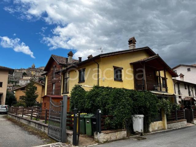 Appartamento in affitto a Rocca di Mezzo viale Antonio Marini, arredato, riscaldamento autonomo, caminetto TrovaCasa