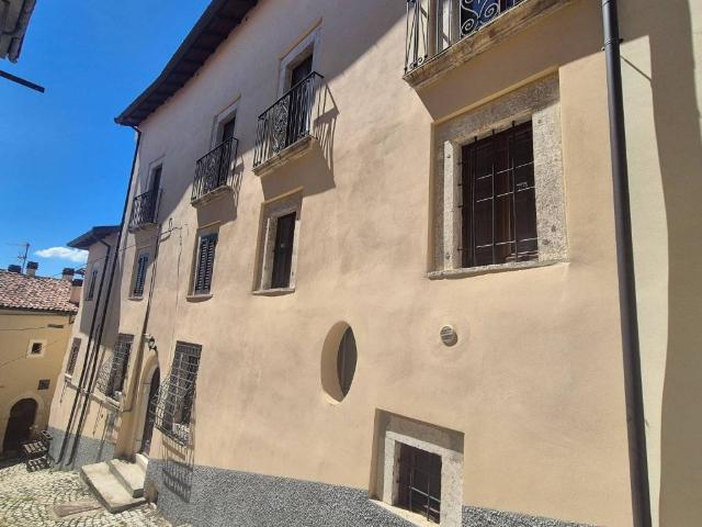 Appartamento in affitto a Rocca di Cambio AQ