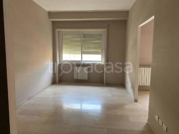 Appartamento in affitto a Roma lungotevere di Pietra Papa, non arredato/vuoto, terrazzo, servizio di portineria TrovaCasa