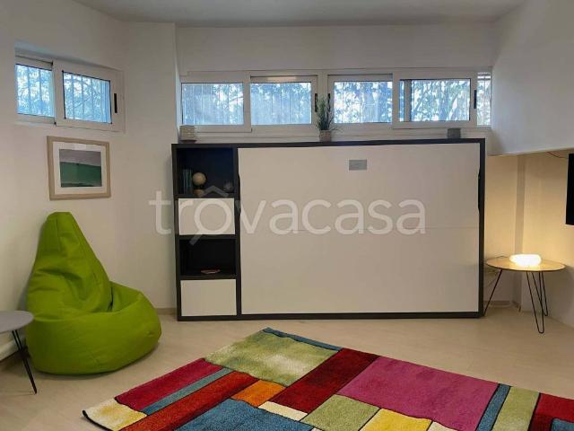 Appartamento in affitto a Roma via Australia, EUR