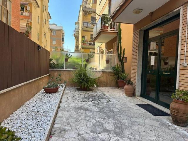 Appartamento in affitto a Roma via Alfredo Panzini, 7, parzialmente arredato, ascensore, vicinanze negozi TrovaCasa
