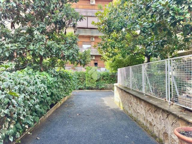 Appartamento in affitto a Roma via Anneo Lucano, parzialmente arredato, zona residenziale, cantina TrovaCasa