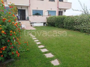 Appartamento in affitto a Roma via Bruno Cassinari, non arredato/vuoto, giardino privato, balcone TrovaCasa