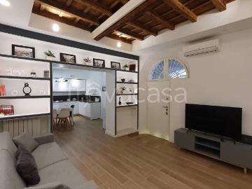 Appartamento in affitto a Roma via dei Fienili, arredato, travi a vista, centrale TrovaCasa