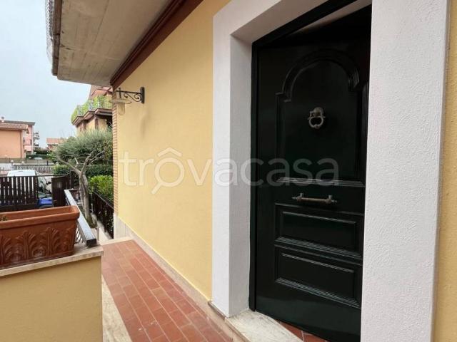 Appartamento in affitto a Roma via del Fosso dell'Acqua Mariana, giardino privato, box, terrazzo TrovaCasa